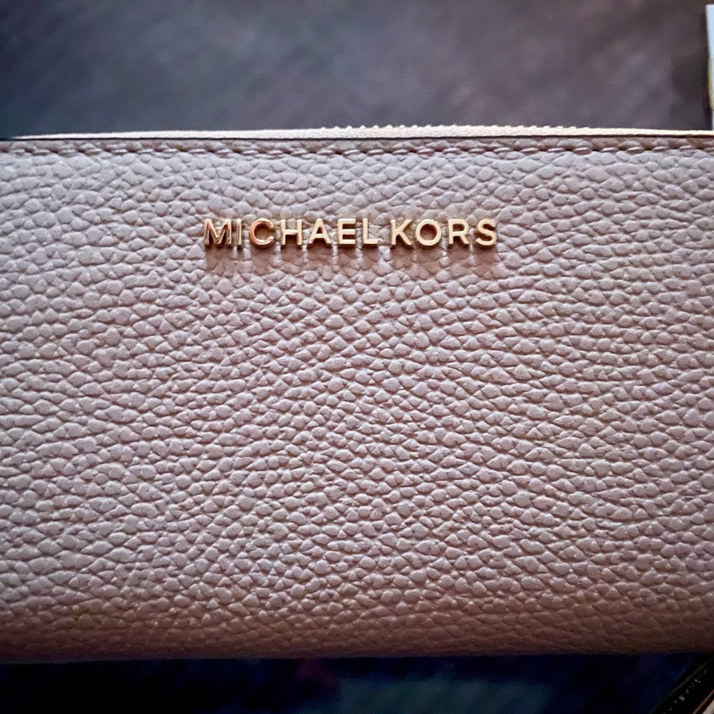 Michael Kors Pink Wallet with Elegant Leather Finish - Picture 4 of 8